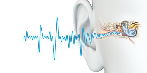 جراحة ميكروسكوبية نادرة ودقيقة تعيد السمع لمريض في مواساة القطيف